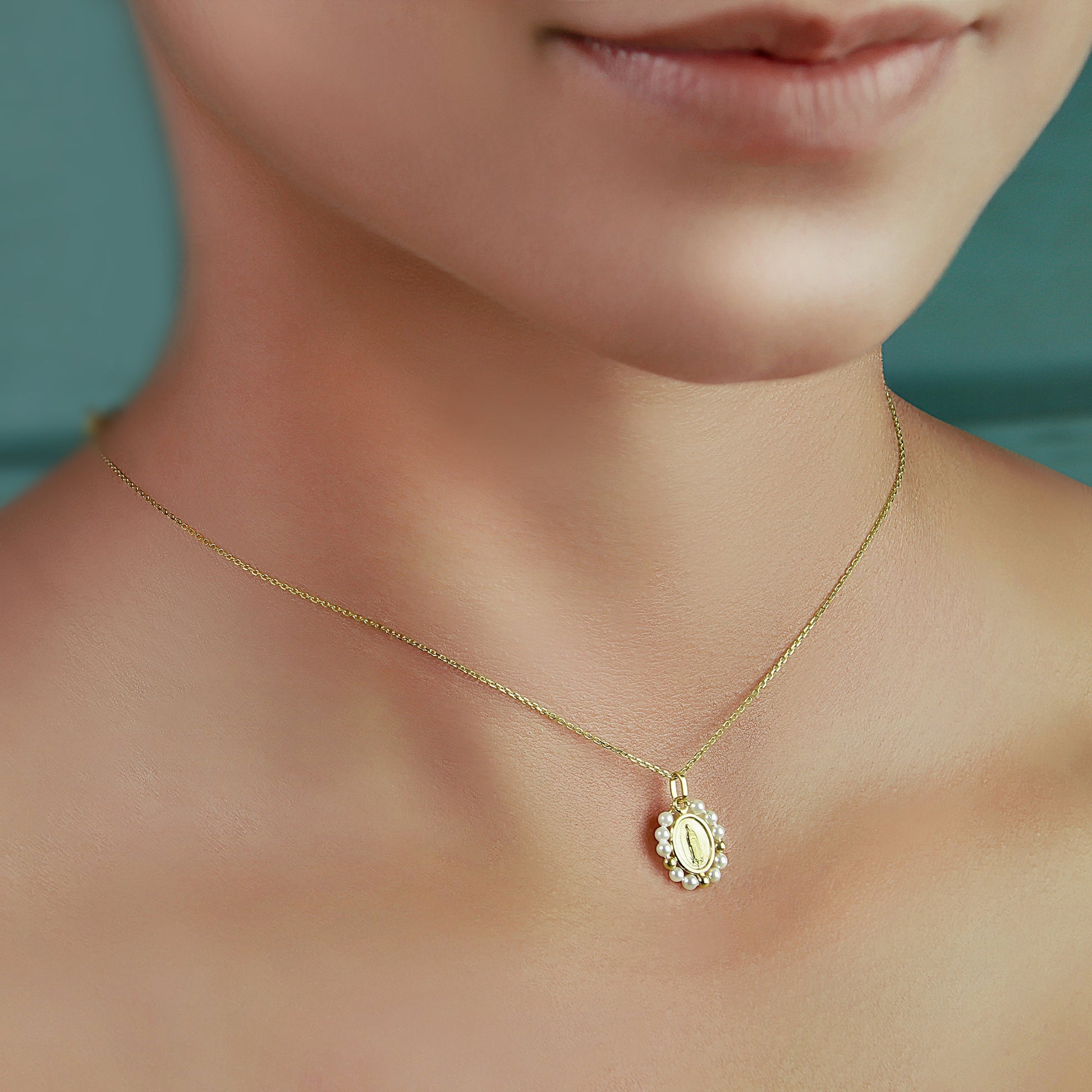 GIOVE MIO Cadena con Medalla de La Virgen de Guadalupe en Oro Amarillo de 14Kt con Perlas. Oro 14Kt / Amarillo / 13X14MM