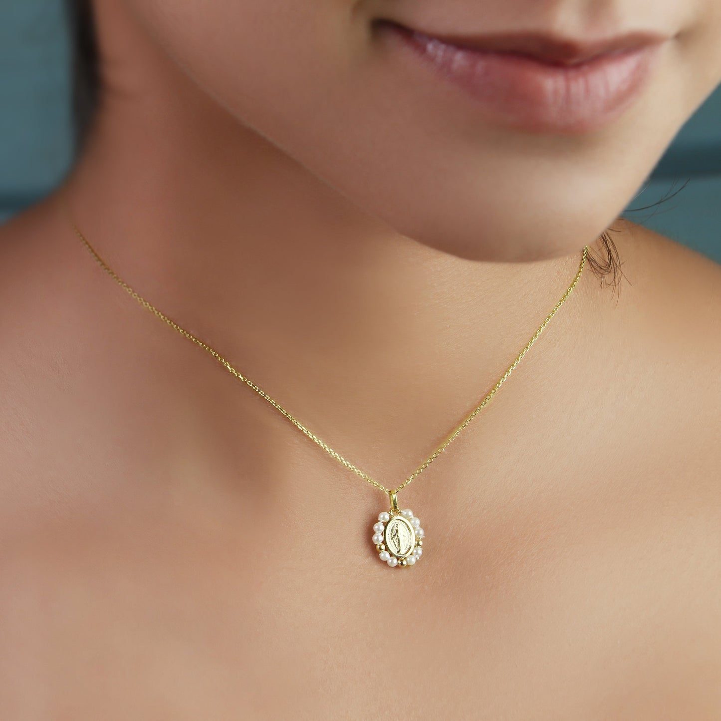 GIOVE MIO Cadena con Medalla de La Virgen de Guadalupe en Oro Amarillo de 14Kt con Perlas. Oro 14Kt / Amarillo / 13X14MM