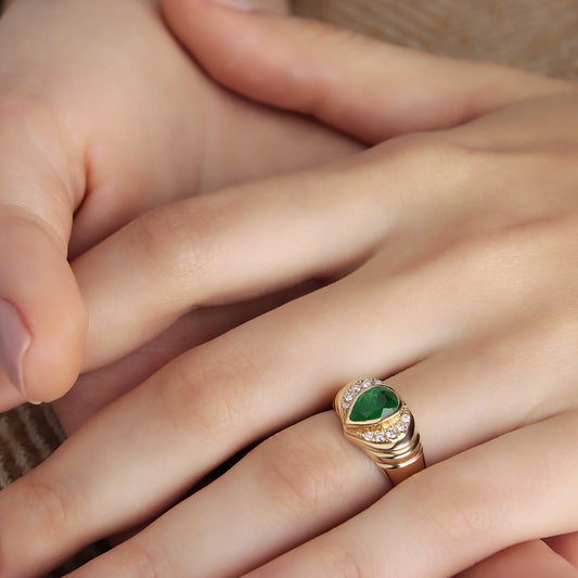 GIOVE MIO: ¡Destaca con nuestro anillo fashion en oro amarillo de 18kt con esmeralda 0.70ct y esmeraldas 0.15ct! ¡Brilla con estilo y elegancia! ¡Hazlo tuyo ahora! ORO 18KT / AMARILLO