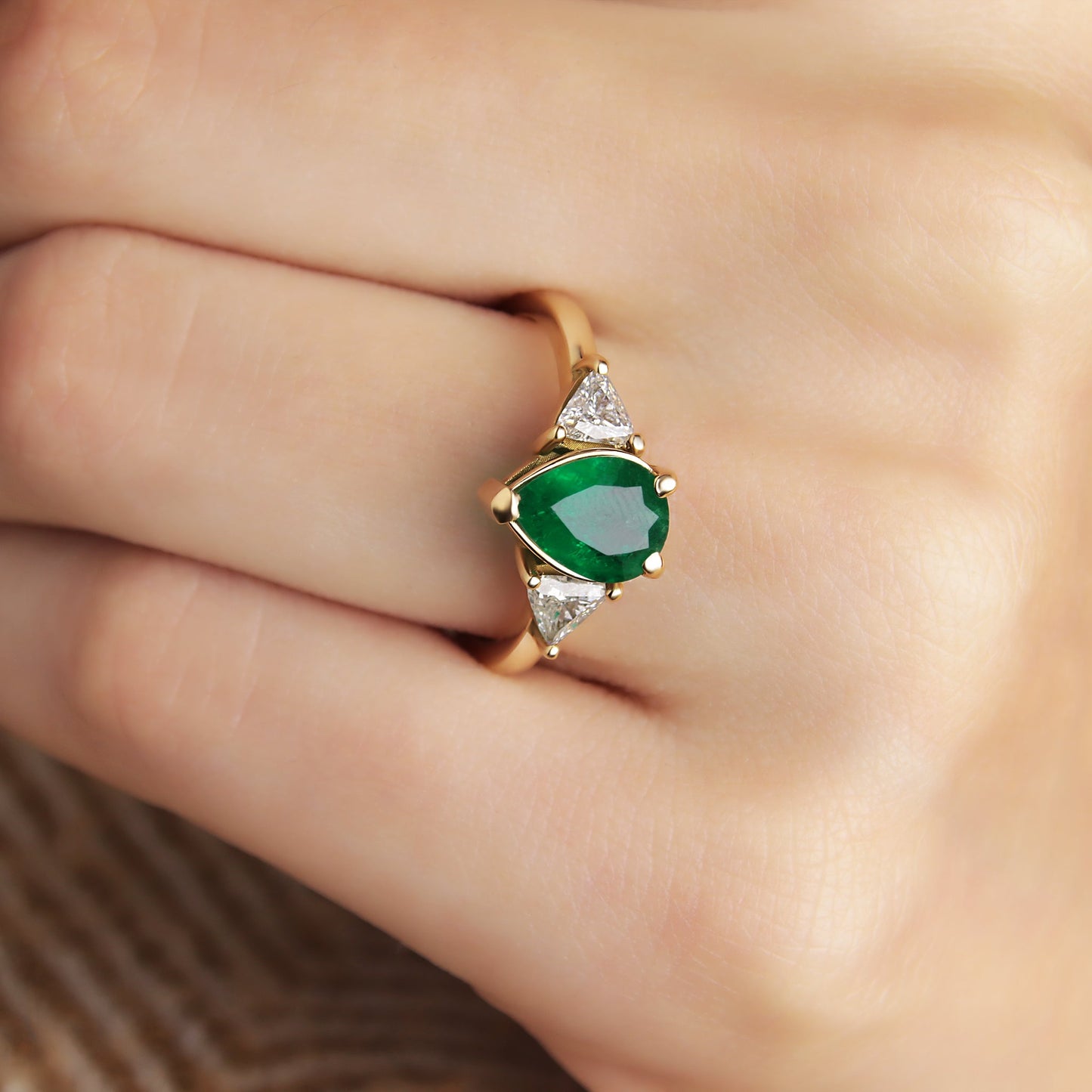 GIOVE MIO Anillo de Coctel en Oro Amarillo de 18Kt con Esmeralda y Diamantes Naturales. Oro 18Kt / Amarillo