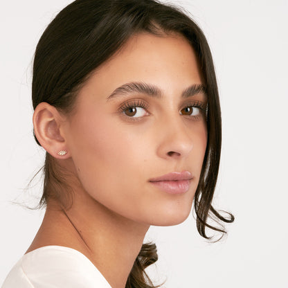 GIOVE MIO Studs de Ojito en Oro Amarillo de 14Kt con Diamantes Naturales. Oro 14Kt / Amarillo / 9X5MM