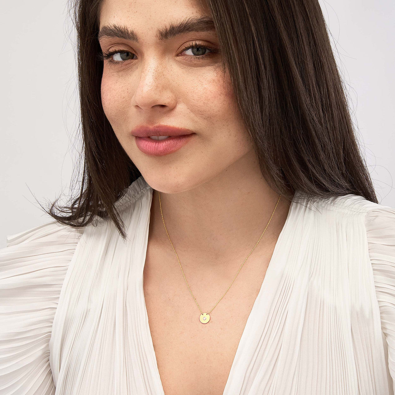 GIOVE MIO Cadena con Dije Circular en Oro Amarillo de 14Kt con Diamante Natural. Oro 14Kt / Amarillo / 9MM