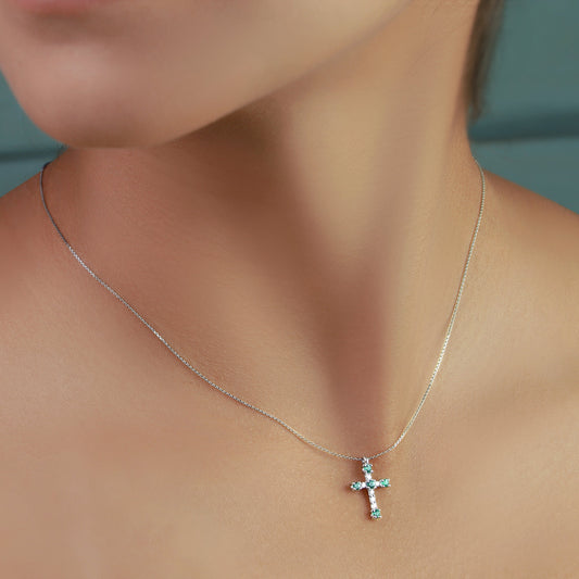 NECKLACE WITH CROSS PENDANT IN 14KT WHITE GOLD WITH EMERALD 0.36CT AND NATURAL DIAMOND 0.16CT.