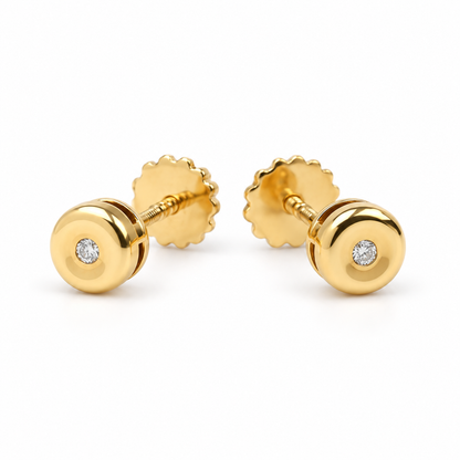 Par de studs en oro amarillo de 14Kt con diamantes naturales.