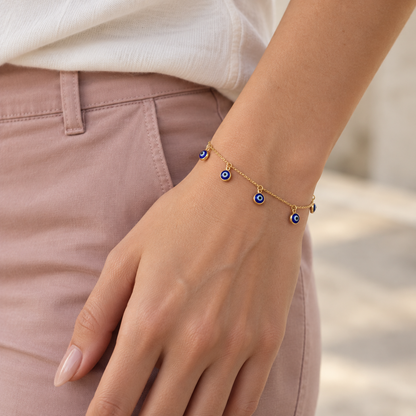 Pulsera de ojo turco de 19 cm en modelo.