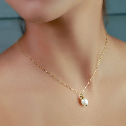 GIOVE MIO Cadena con Dije de Perla en Oro Amarillo de 18Kt con Perla Cultivada Aguadulce. Oro 18Kt / Amarillo / 6.5X10.7MM