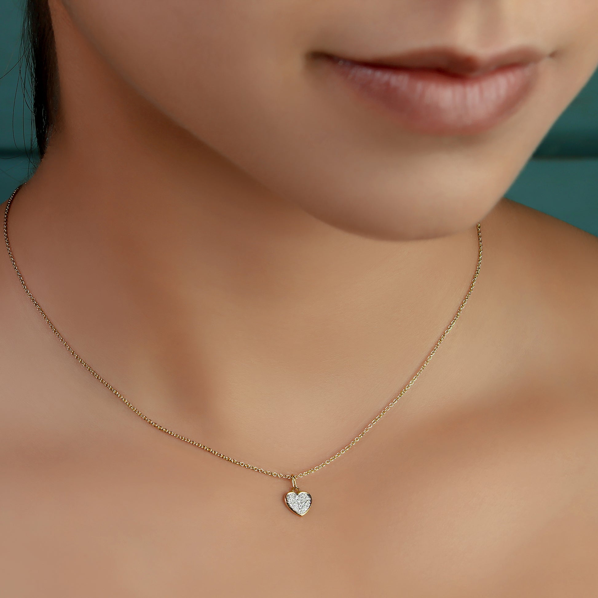 GIOVE MIO: Cadena de corazón en oro amarillo de 10kt con diamantes naturales. ¡Regala amor y brillo con este elegante dije! ORO 10KT / AMARILLO / 7 MM X 7 MM