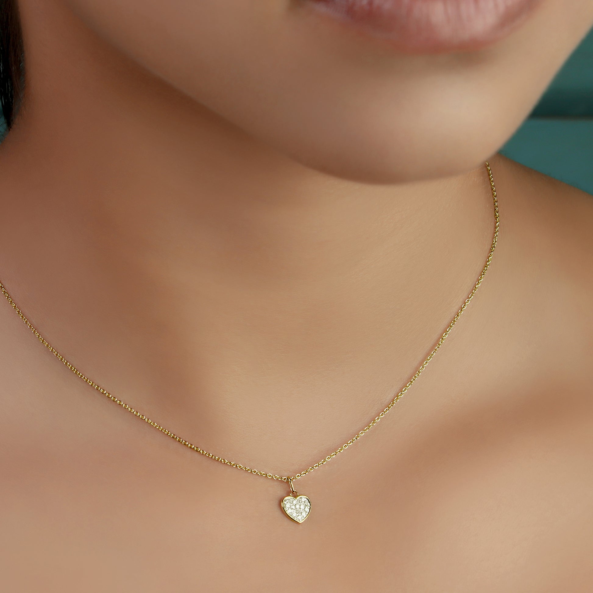 GIOVE MIO: Cadena de corazón en oro amarillo de 10kt con diamantes naturales. ¡Regala amor y brillo con este elegante dije! ORO 10KT / AMARILLO / 7 MM X 7 MM