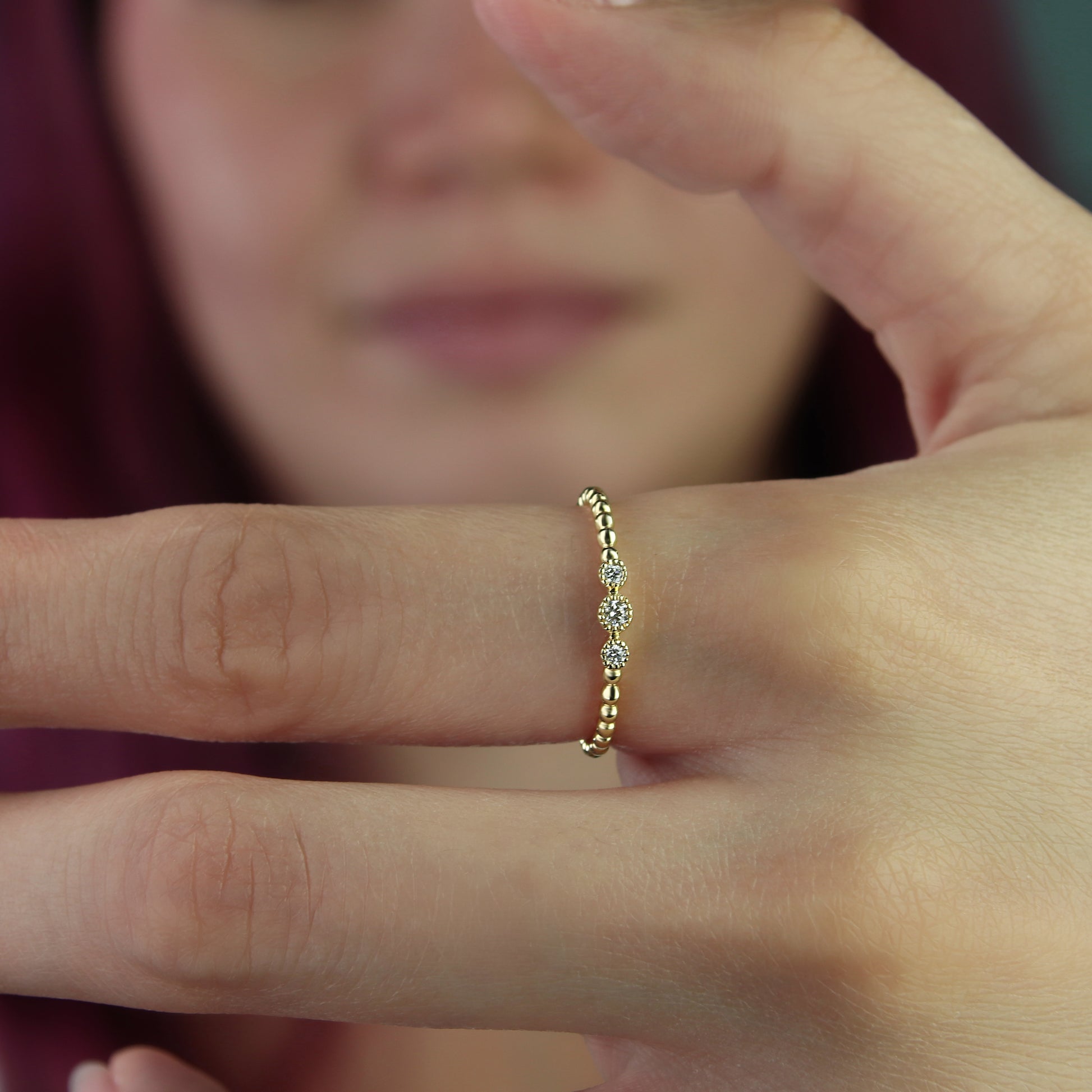 GIOVE MIO: ¡Brilla en tu gran día con nuestro anillo trilogy en oro amarillo de 14kt! Con 3 deslumbrantes diamantes naturales, este anillo en talla US 6 es el complemento perfecto para cualquier ocasión especial. ¡Destaca con estilo y elegancia! ORO 14KT / AMARILLO
