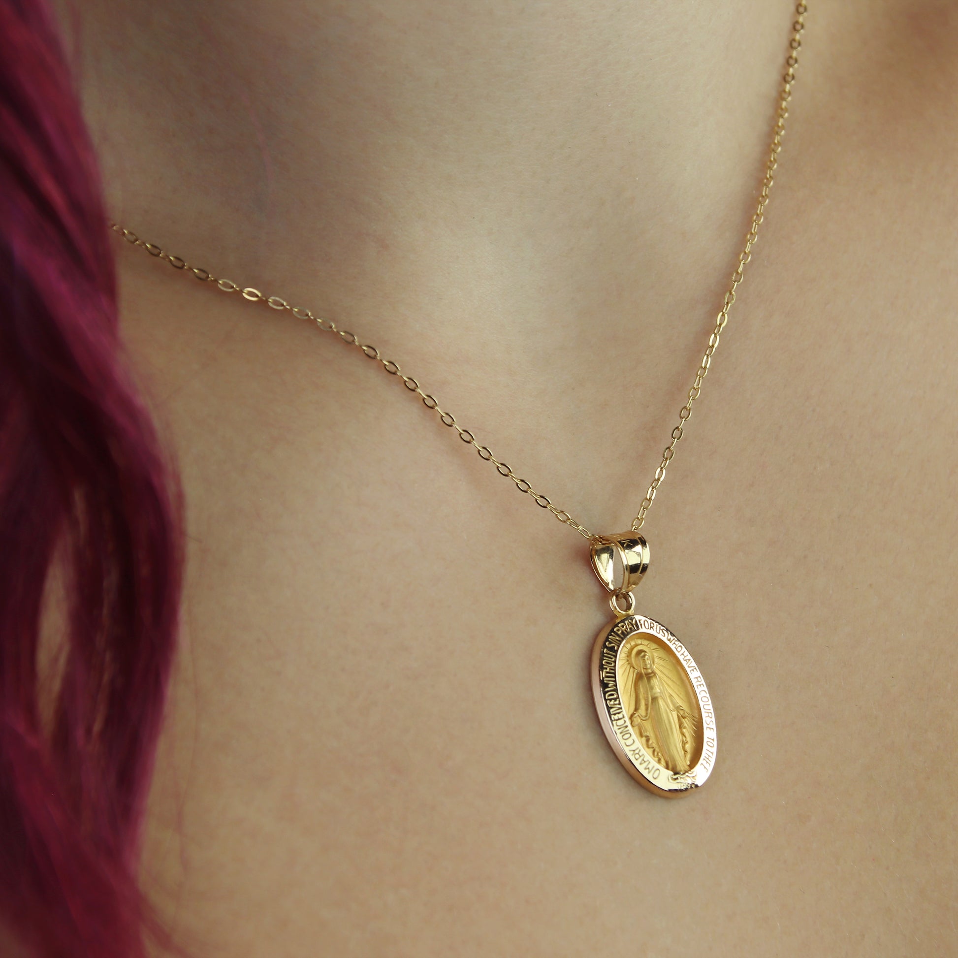 GIOVE MIO: Medalla Virgen Milagrosa en Oro Amarillo 14kt - Protección y elegancia en una joya única. ¡Hazla tuya ahora! ORO 14KT / AMARILLO / 5.80 X 5.77 X 3.60 MM