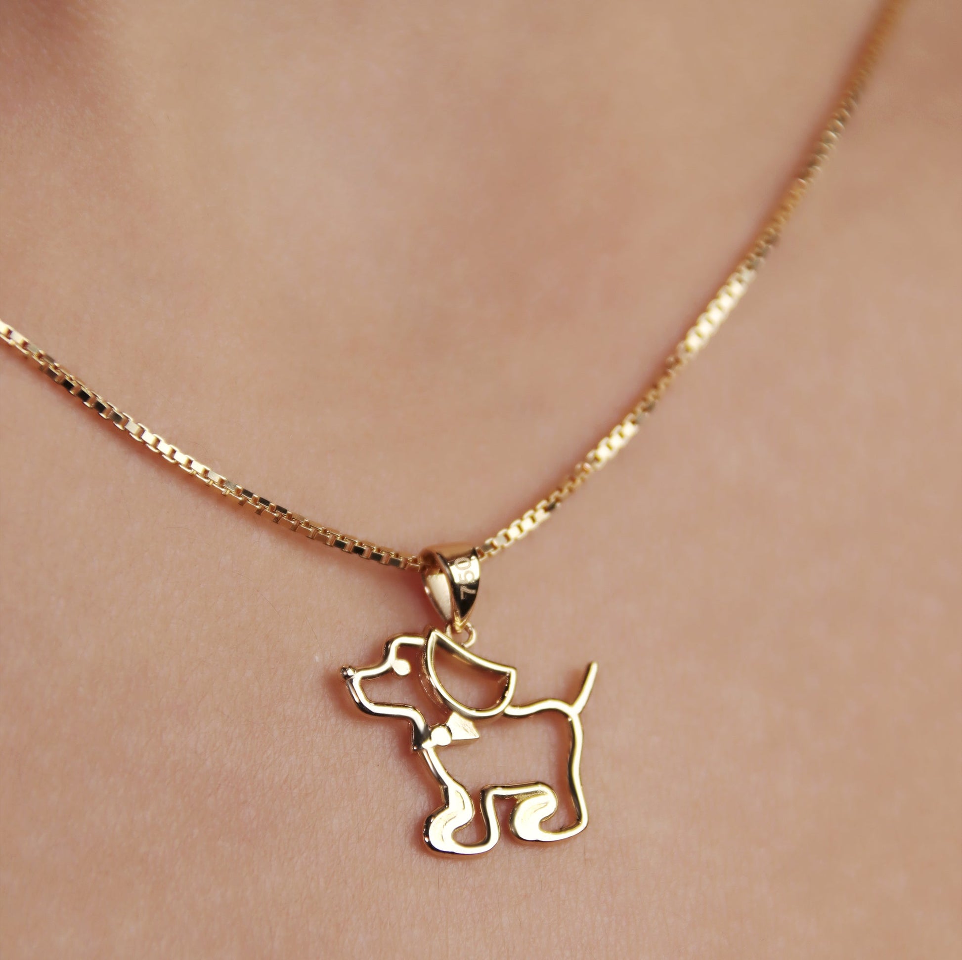GIOVE MIO: Exclusivo dije de perrito en oro amarillo de 18kt ¡Haz brillar tu estilo con elegancia y distinción! ORO 18KT / AMARILLO / 5.80 X 5.77 X 3.60 MM