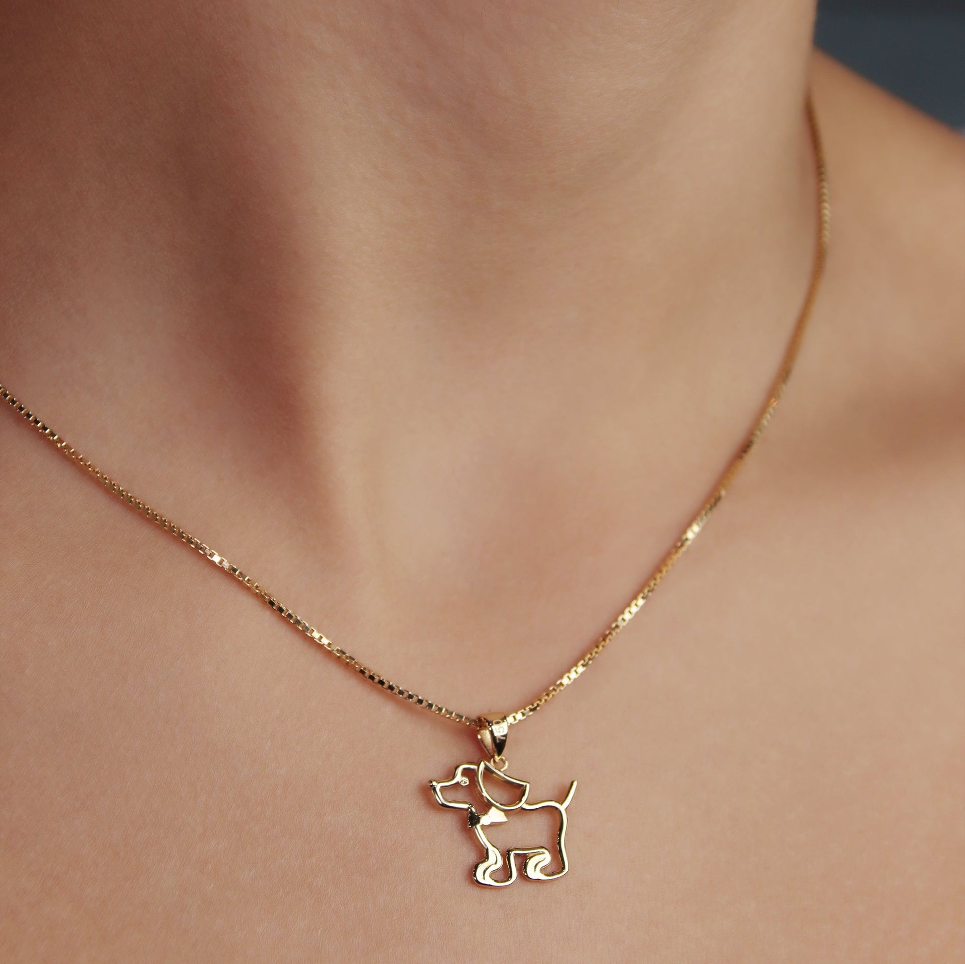 GIOVE MIO: Exclusivo dije de perrito en oro amarillo de 18kt ¡Haz brillar tu estilo con elegancia y distinción! ORO 18KT / AMARILLO / 5.80 X 5.77 X 3.60 MM