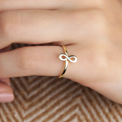 GIOVE MIO: Anillo de moda en oro amarillo de 18kt - Talla US 4 1/4 ¡Destaca con estilo y elegancia! ORO 18KT / AMARILLO / 5.80 X 5.77 X 3.60 MM