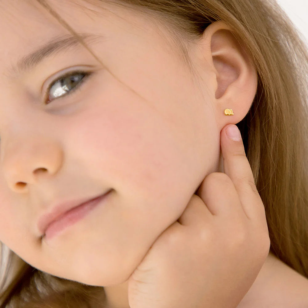 GIOVE MIO: Aretes de Bebé Oro Amarillo 14kt para Momentos Especiales. ¡Haz que los primeros recuerdos de tu pequeño brillen! Adorables aretes con cierre de seguridad. ¡Perfectos para regalar! ¡Haz que cada momento sea inolvidable con GIOVE MIO! ORO 14KT / AMARILLO / 5.80 X 5.77 X 3.60 MM