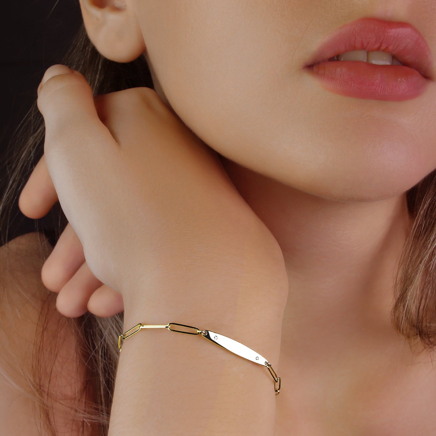 GIOVE MIO Pulsera de Cadena con Placa en Oro Amarillo de 14Kt con Diamantes Naturales. Oro 14Kt / Amarillo / 4X2.6MM