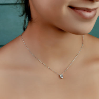 GIOVE MIO: Cadena con dije de gema en oro blanco 14kt. ¡Regala elegancia y sofisticación con nuestro collar de diamante creado en laboratorio! Aporta brillo y estilo a cualquier outfit. ¡Un regalo con propósito con GIOVE MIO! ORO 14KT / BLANCO