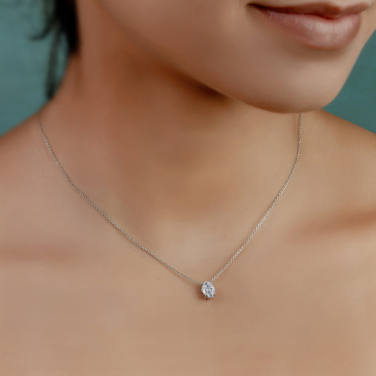 GIOVE MIO: Cadena con dije de gema en oro blanco 14kt. ¡Regala elegancia y sofisticación con nuestro collar de diamante creado en laboratorio! Aporta brillo y estilo a cualquier outfit. ¡Un regalo con propósito con GIOVE MIO! ORO 14KT / BLANCO