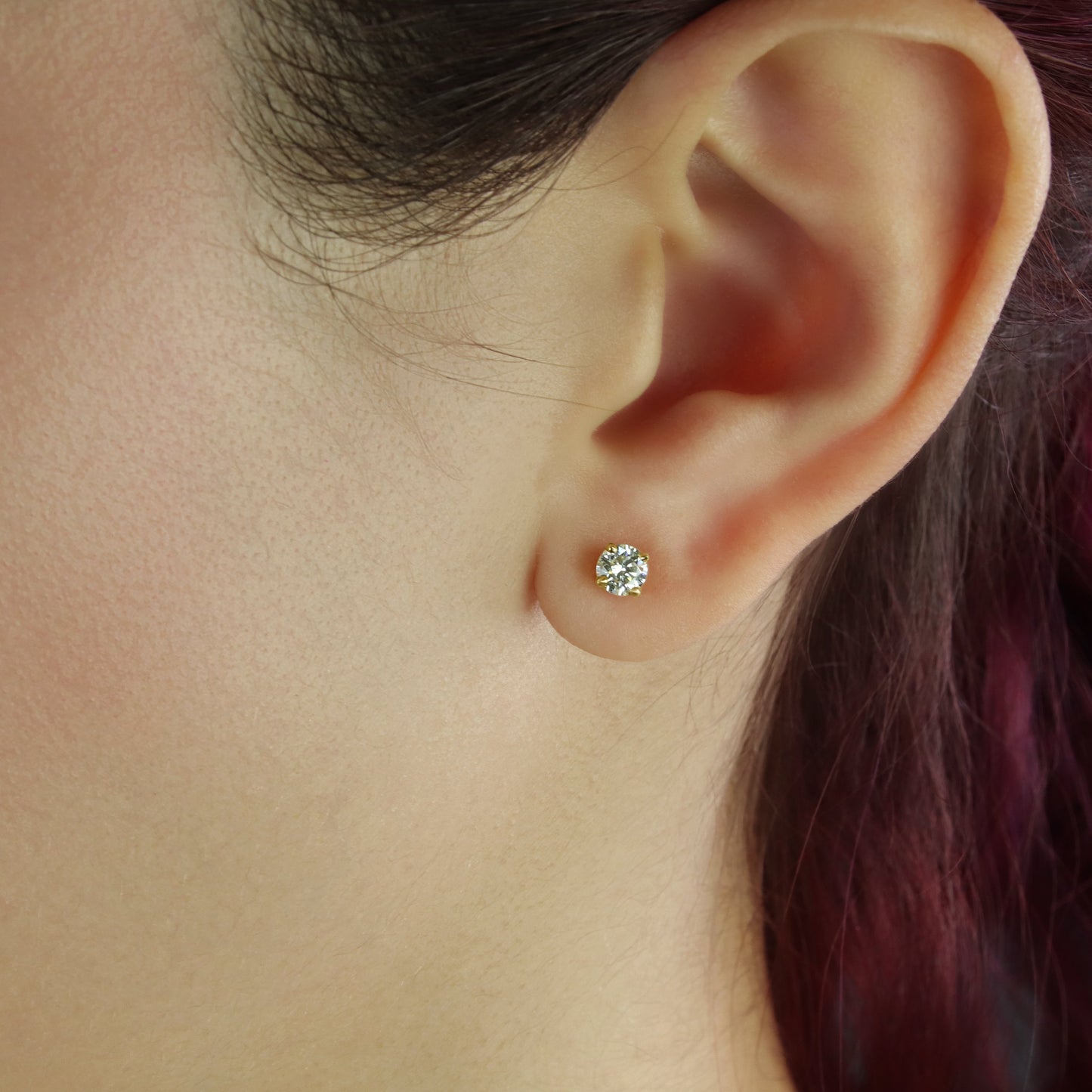 GIOVE MIO Studs en Oro Amarillo de 14Kt con Diamante Natural. Oro 14Kt / Amarillo / 4MM