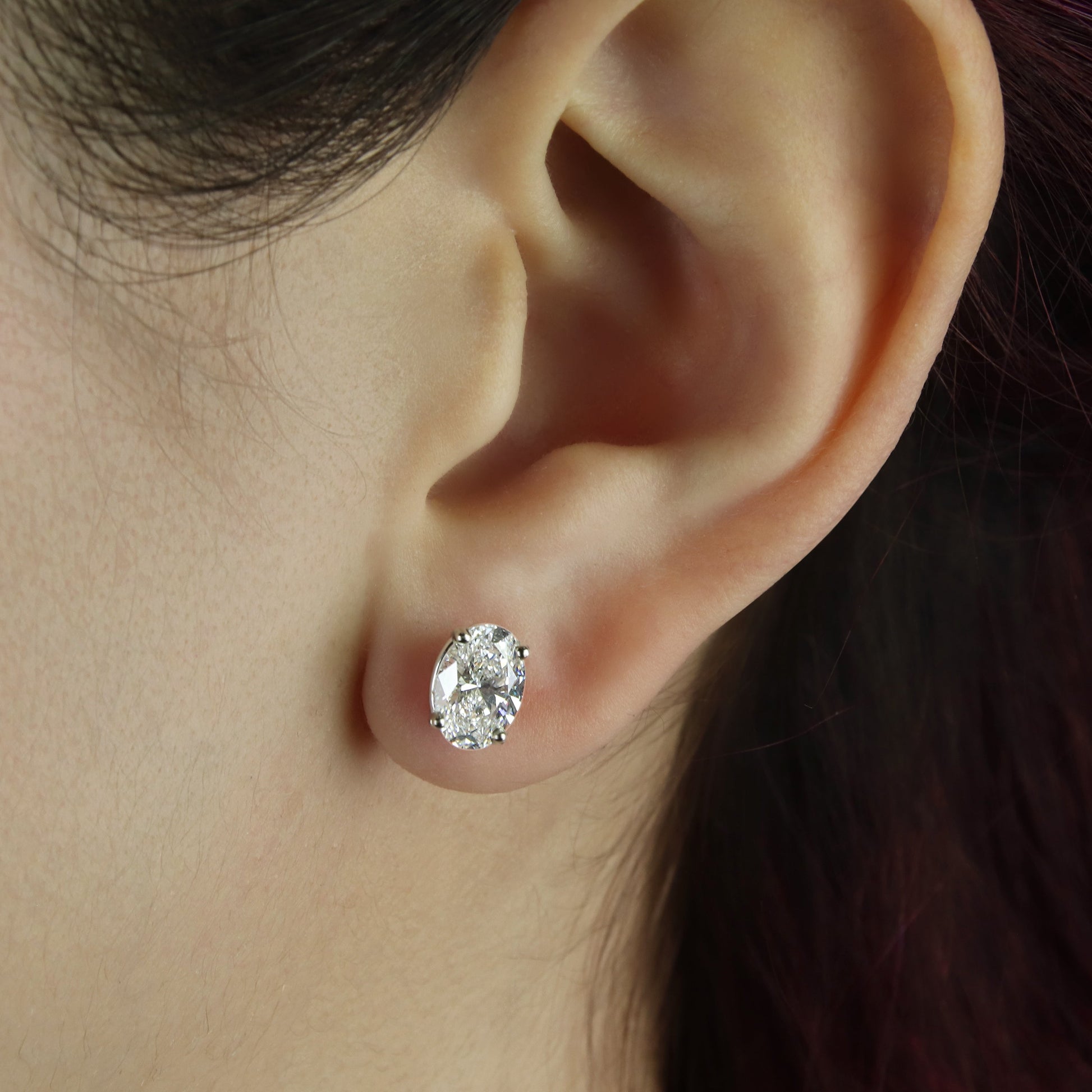 GIOVE MIO Studs en Oro Blanco de 14Kt con Diamante Creado en Laboratorio. Oro 14Kt / Blanco / 5.7X8MM