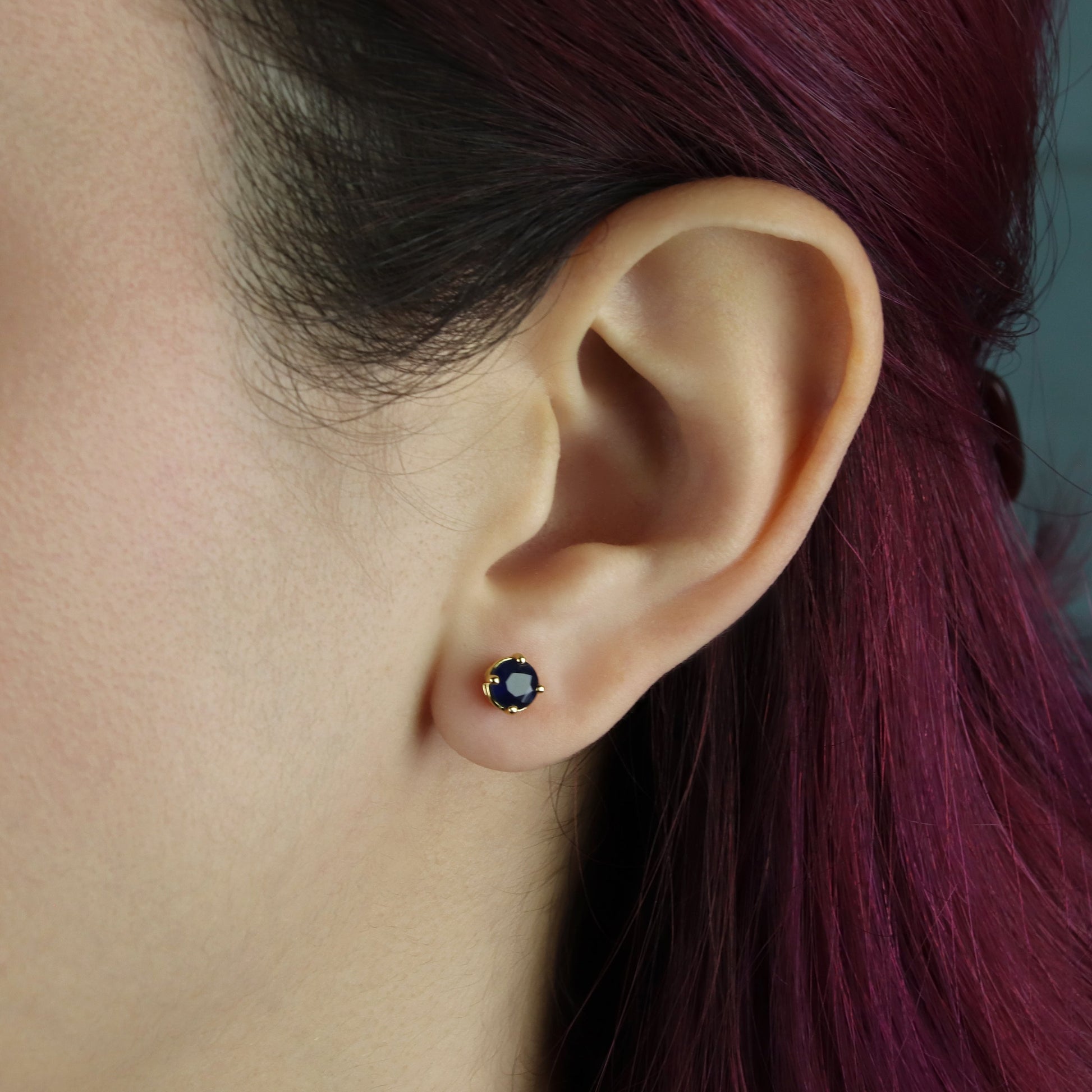 GIOVE MIO Studs en Oro Amarillo de 14Kt con Zafiros Azules. Oro 14Kt / Amarillo / 5MM