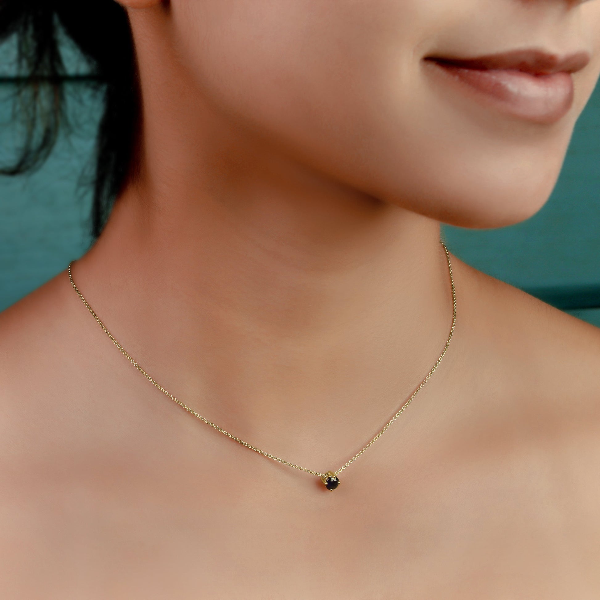 GIOVE MIO Cadena con Dije de Gema en Oro Amarillo de 14Kt con Zafiro Azul. Oro 14Kt / Amarillo / 5MM