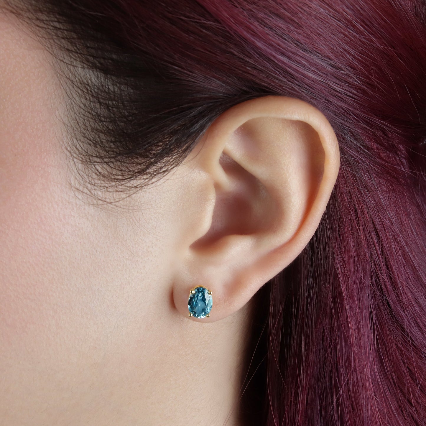 GIOVE MIO Studs en Oro Amarillo de 14Kt con Topacios Azules Sky Blue. Oro 14Kt / Amarillo / 6X8MM