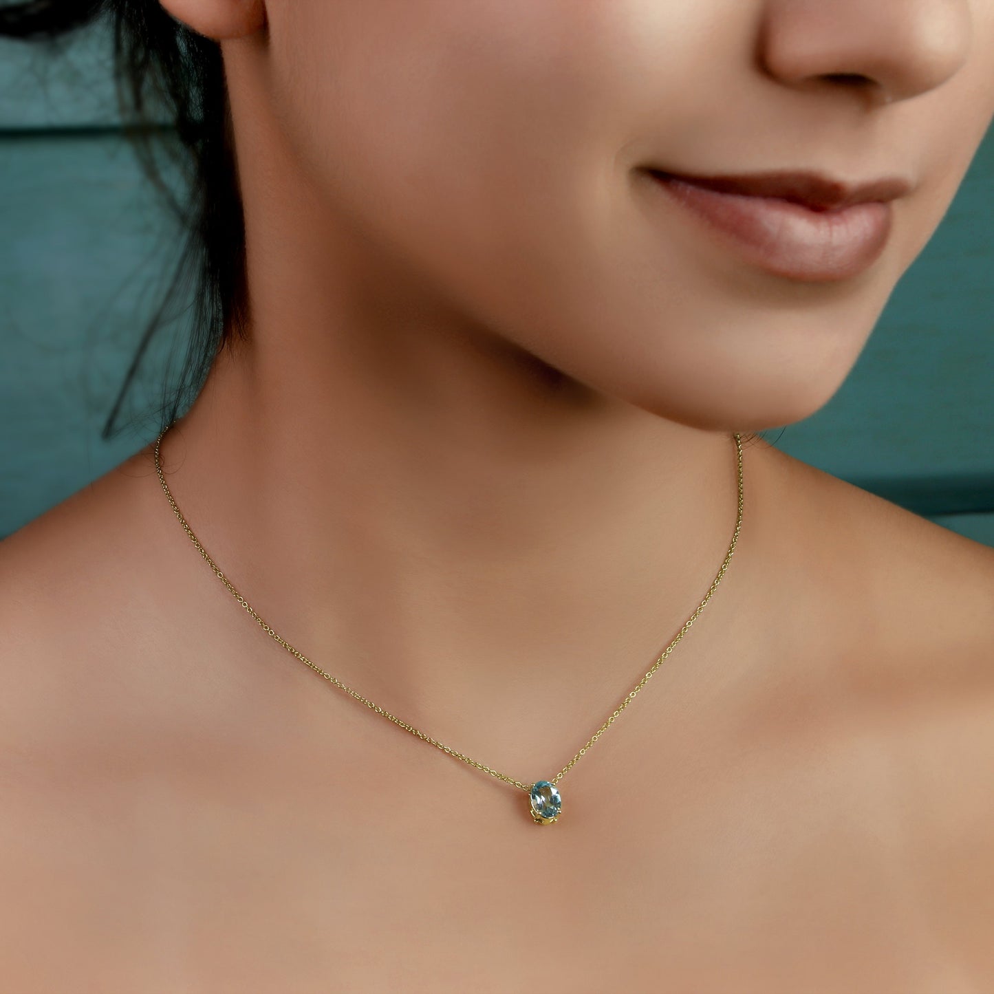 GIOVE MIO Cadena con Dije de Gema en Oro Amarillo de 14Kt con Topacio Azul Sky Blue. Oro 14Kt / Amarillo / 6X8MM