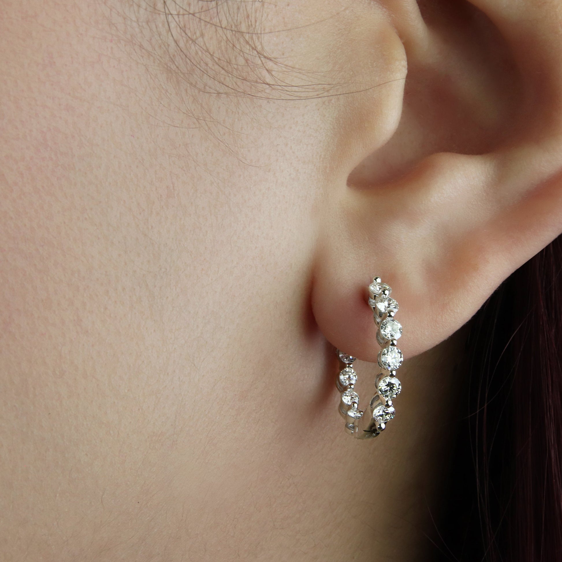 GIOVE MIO Huggies en Oro Blanco de 14Kt con Diamantes Creados en Laboratorio. Oro 14Kt / Blanco / 18X2.5MM