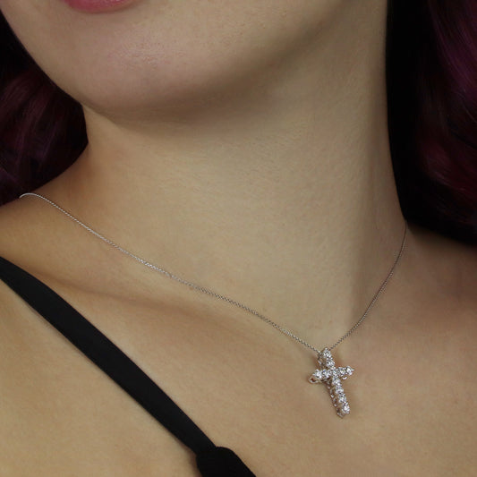 GIOVE MIO: Cruz en oro blanco con diamantes creados en laboratorio. ¡Luce elegante y sofisticado con esta joya de 10kt! ¡Destaca con los 11 diamantes de 1.00ct E-F VVS-VS! ¡Haz una declaración de estilo con nuestra cruz exclusiva! ORO 10KT / BLANCO / 5.80 X 5.77 X 3.60 MM