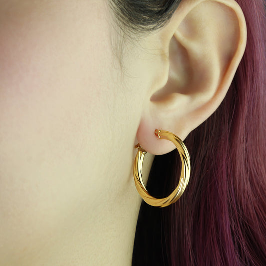 GIOVE MIO: 18kt Yellow Gold TWISTED Hoop Earrings for a classic and elegant style. Shine with their lever back closure! Get yours now!