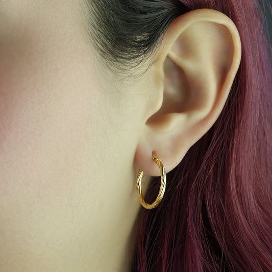 GIOVE MIO: 18kt Yellow Gold TWISTED Hoop Earrings - Add a classic and elegant touch to your look with these exquisite hoop earrings with leverback closure! Get yours now and shine in style!