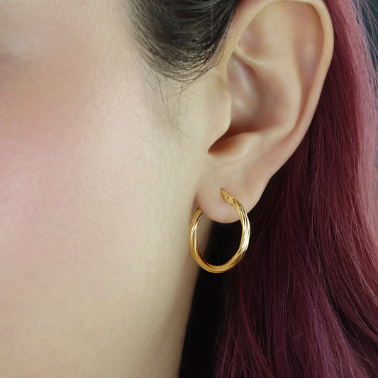 GIOVE MIO: Classic 18kt Yellow Gold Twisted Hoop Earrings - Elegance and style in every detail. Look sophisticated with the lever back closure! Dare to shine with our top-quality jewelry.