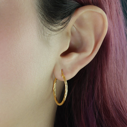 GIOVE MIO: Twisted 18kt Yellow Gold Hoop Earrings with Lever Back Closure - Add a classic and elegant touch to your style with these beautiful gold hoops. Get them now and shine with distinction!