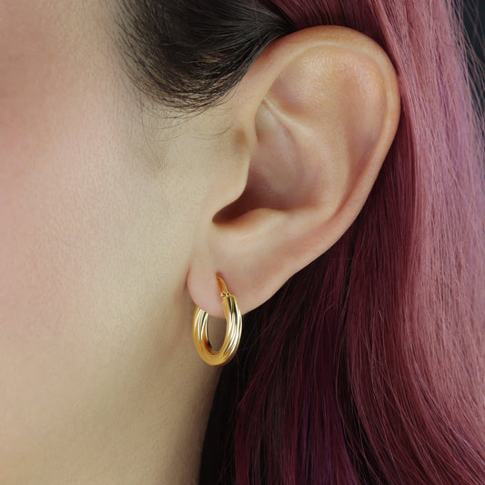 GIOVE MIO: Twisted 18kt Yellow Gold Bands - Elegance and distinction in every detail. Make your look classic and sophisticated with these beautiful hoop earrings with lever back closure! Make them yours today!