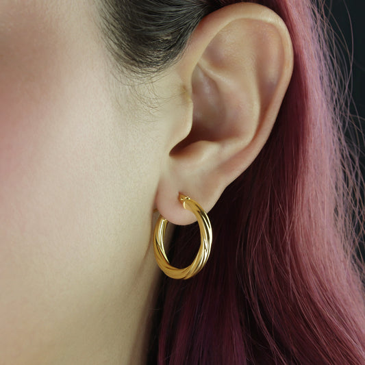GIOVE MIO: Twisted Hoop Earrings in 18kt Yellow Gold - Classic elegance and lasting style for you! Get yours now!