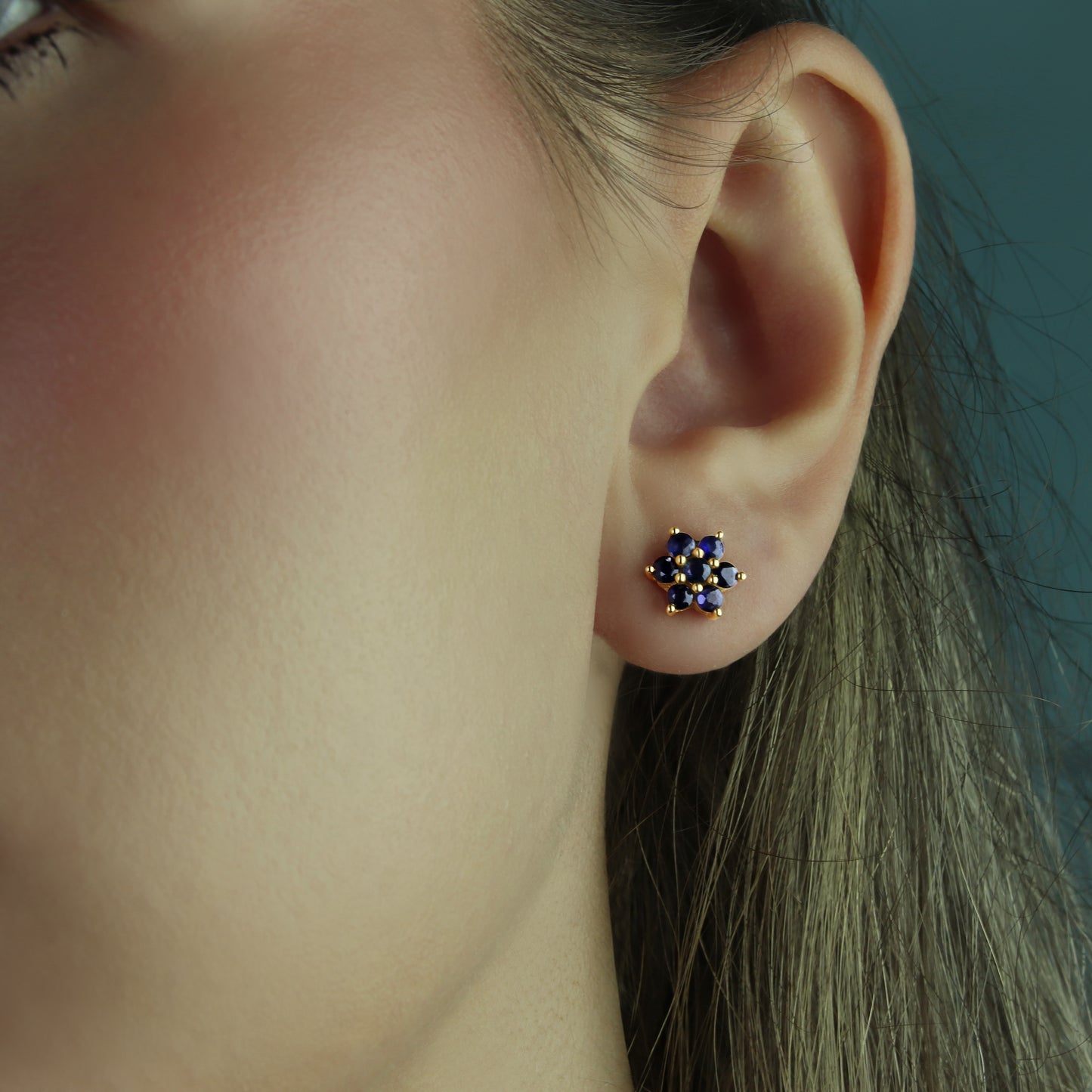 GIOVE MIO: Aretes Studs Oro Amarillo 10kt con Zafiros Azules. ¡Brilla con elegancia! Aretes de lujo con cierre de mariposa y 14 zafiros azules round de 0.84ct. Luce exclusiva y deslumbra. ¡Hazte con los tuyos! ORO 10KT / AMARILLO / 4.32 X 8.38 X 9.40 MM