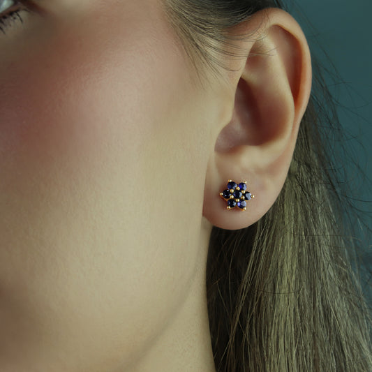 GIOVE MIO: Aretes Studs Oro Amarillo 10kt con Zafiros Azules. ¡Brilla con elegancia! Aretes de lujo con cierre de mariposa y 14 zafiros azules round de 0.84ct. Luce exclusiva y deslumbra. ¡Hazte con los tuyos! ORO 10KT / AMARILLO / 4.32 X 8.38 X 9.40 MM
