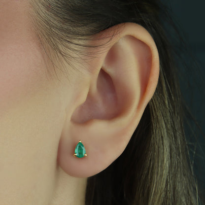 GIOVE MIO Studs en Oro Amarillo de 14Kt con Esmeraldas. Oro 14Kt / Amarillo / 3.81X5.08X6.86MM