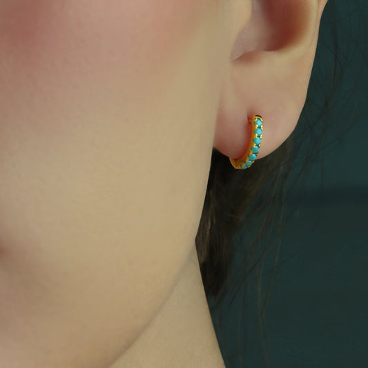 GIOVE MIO: Turquoise Charismatic Huggie Earrings in 18kt Gold-Plated Silver – Shine with elegance! With genuine turquoise and 925 silver plated in gold, these earrings are the perfect accessory for any occasion. Get them now and dazzle with style!