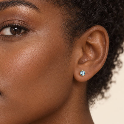GIOVE MIO Studs en Oro Blanco de 14Kt con Topacios Azules Sky Blue. Oro 14Kt / Blanco / 4MM