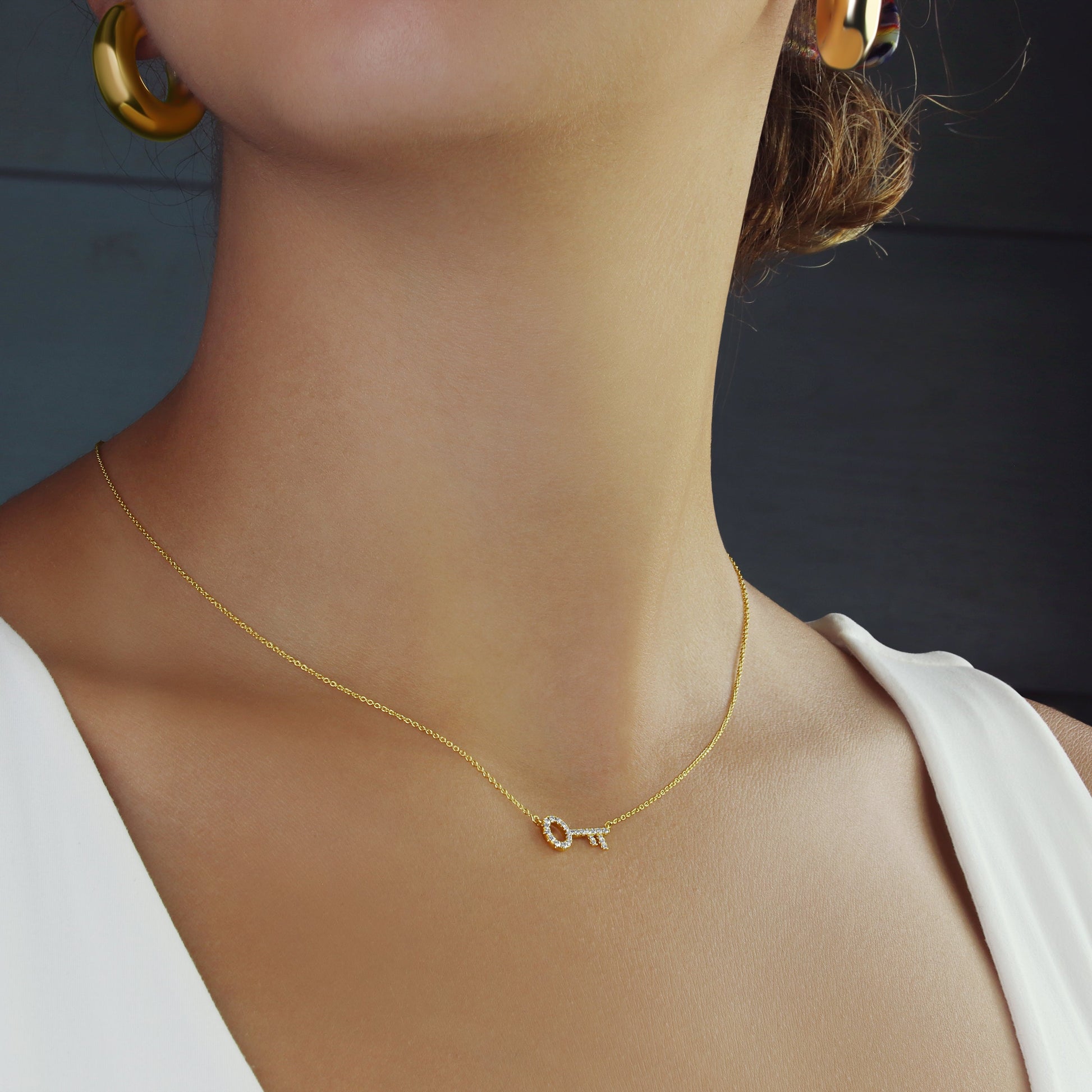 GIOVE MIO Cadena con Dije de Llave en Oro Amarillo de 18Kt con Diamantes Naturales. Oro 18Kt / Amarillo / 7x14.6MM