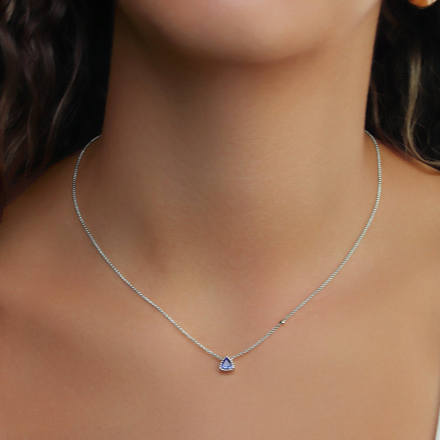 GIOVE MIO Cadena con Dije de Gema en Oro Blanco de 18Kt con Tanzanita. Oro 18Kt / Blanco / 6X6MM