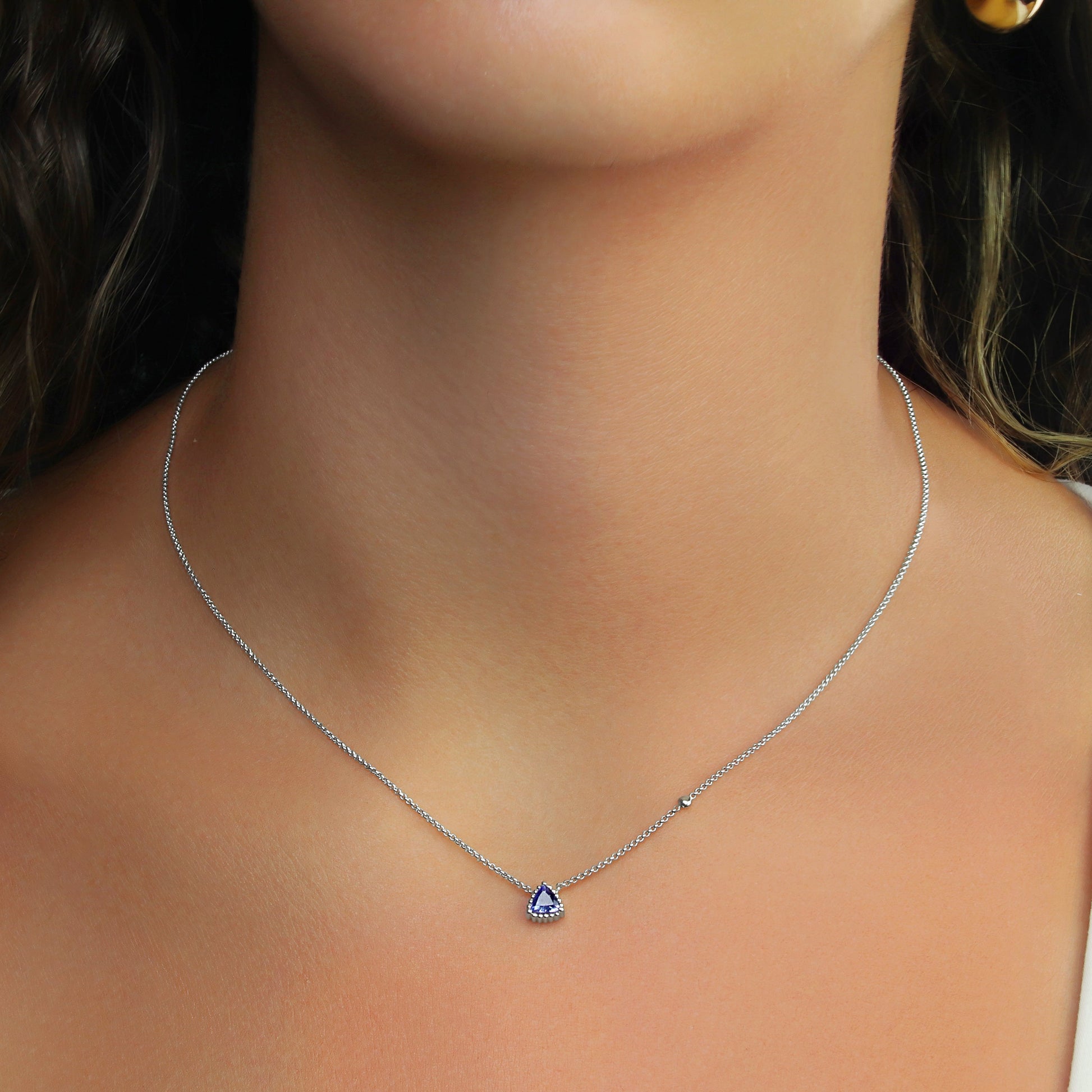 GIOVE MIO Cadena con Dije de Gema en Oro Blanco de 18Kt con Tanzanita. Oro 18Kt / Blanco / 6X6MM