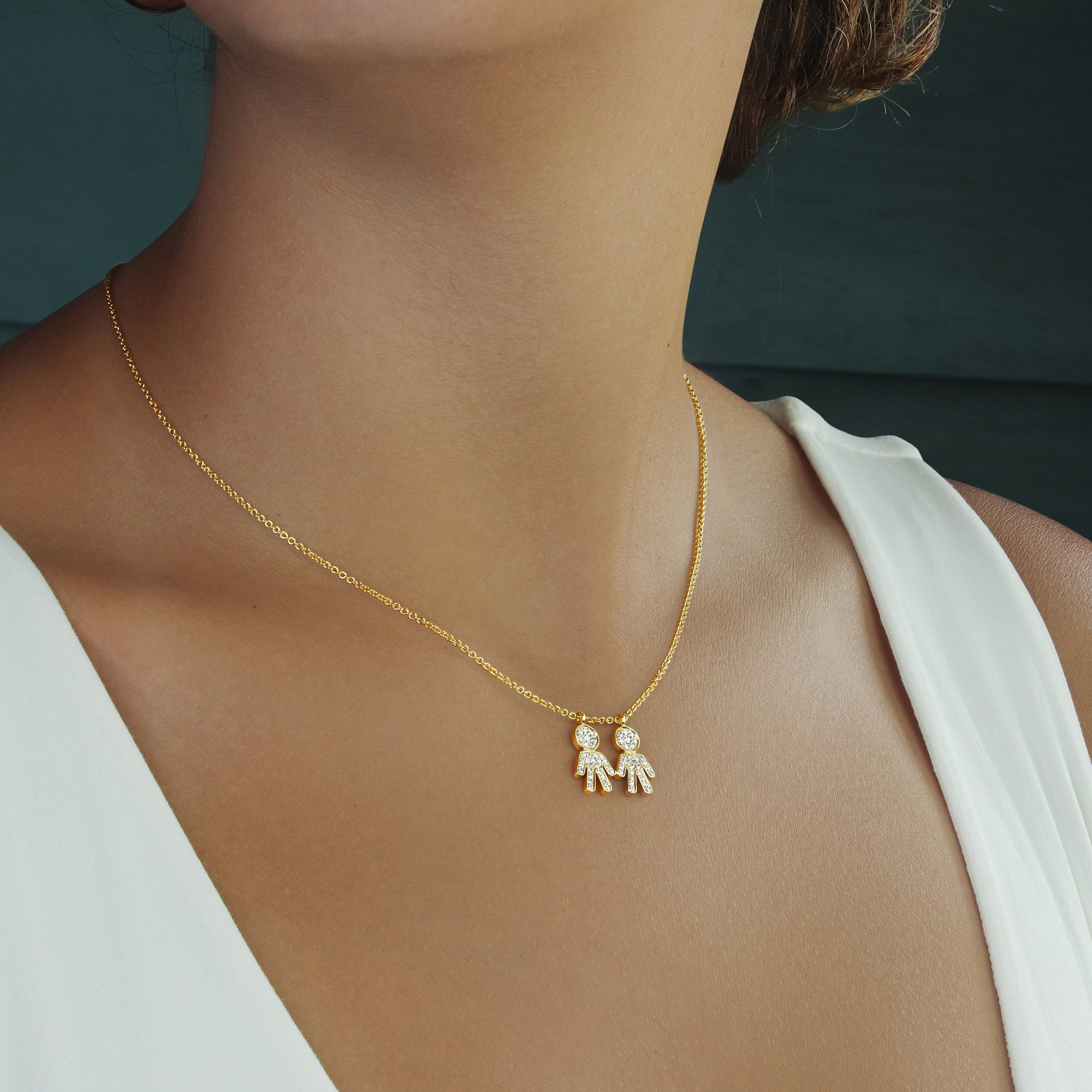 GIOVE MIO Cadena con Dije de Niño y Niña en Oro Amarillo de 18Kt con Diamantes Naturales. Oro 18Kt / Amarillo / 17X16.5MM