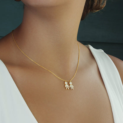 GIOVE MIO Cadena con Dije de Niño y Niña en Oro Amarillo de 18Kt con Diamantes Naturales. Oro 18Kt / Amarillo / 17X16.5MM