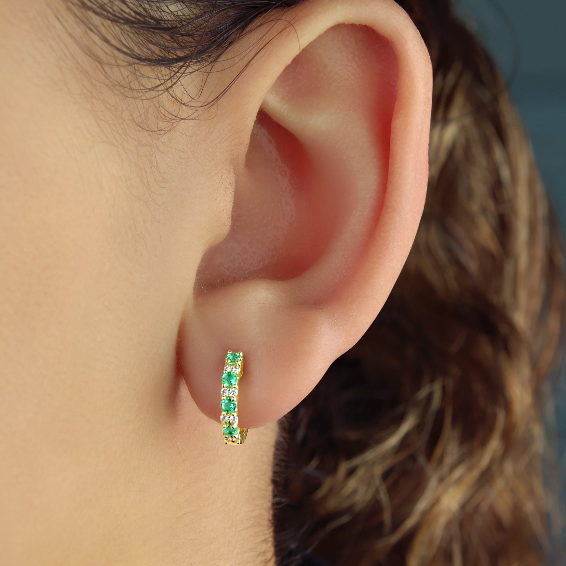GIOVE MIO Exclusive Yellow Gold 14kt Huggies with 8 Emeralds and 16 Diamonds, 0.26ct + 0.08ct. Elegant and radiant Earrings to shine on any occasion. Illuminate your style with these unique jewels!