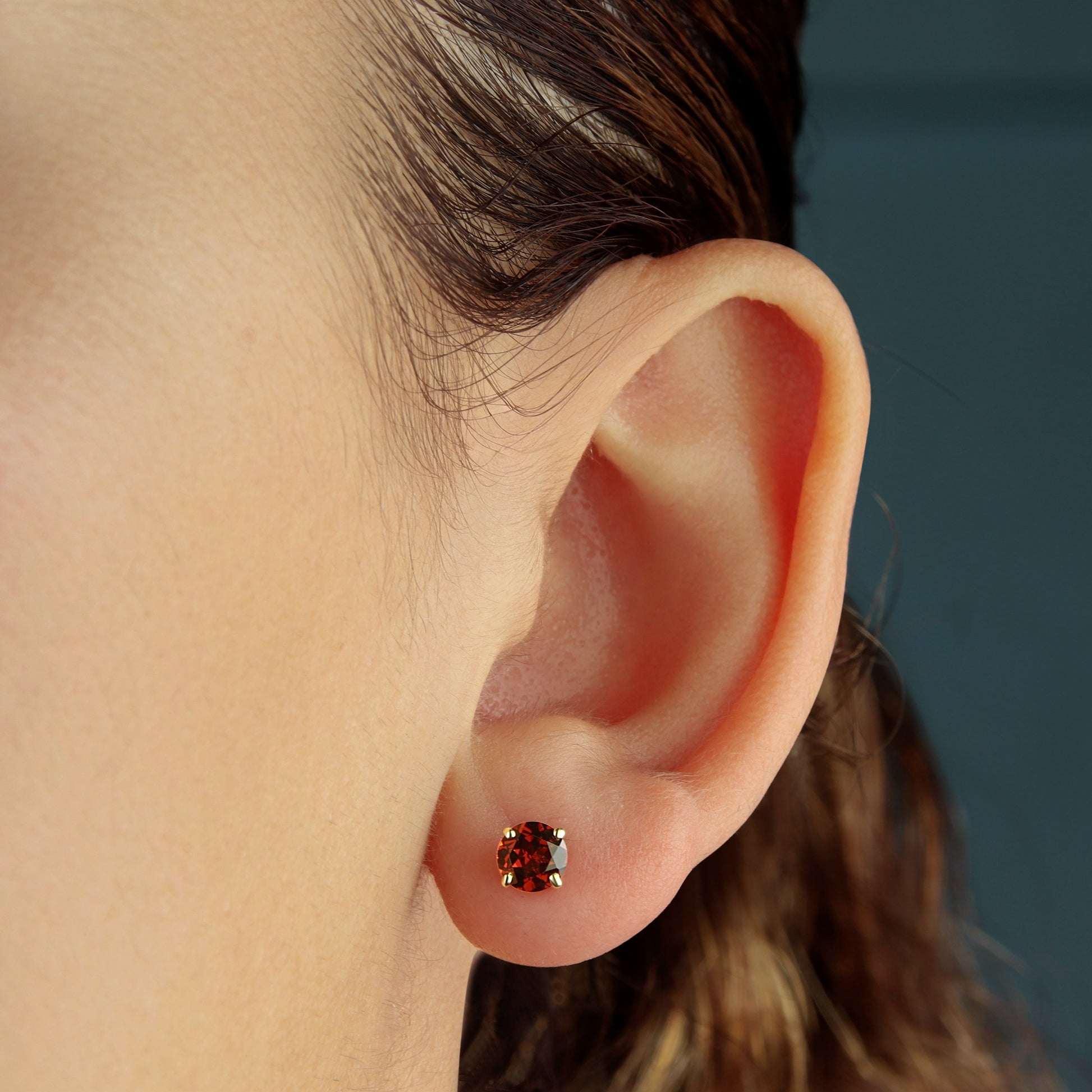 GIOVE MIO Studs en Oro Amarillo de 14Kt con Granates. Oro 14Kt / Amarillo / 5MM