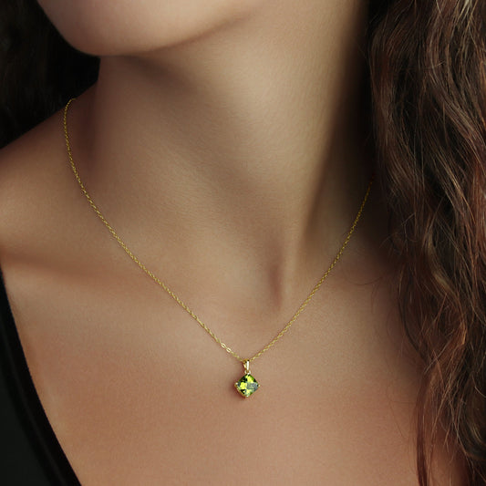 GIOVE MIO Exclusive Peridot Cushion 1.55ct Pendant in 14kt Yellow Gold - Precious Gem to Shine Bright on Any Occasion. Illuminate Your Style with Elegance and Distinction! Discover the brilliance now!
