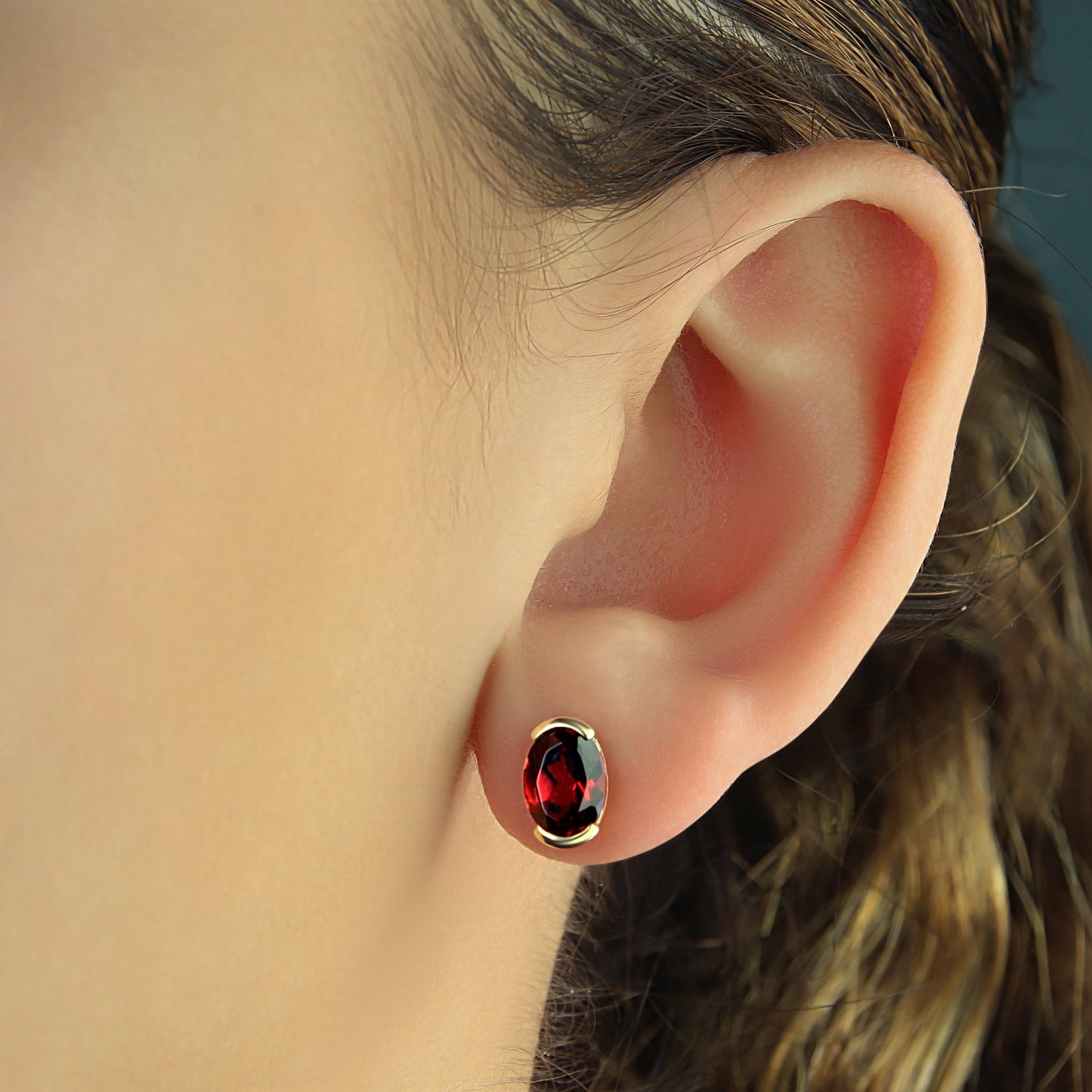 GIOVE MIO Studs en Oro Amarillo de 14Kt con Granates. Oro 14Kt / Amarillo / 8X6MM