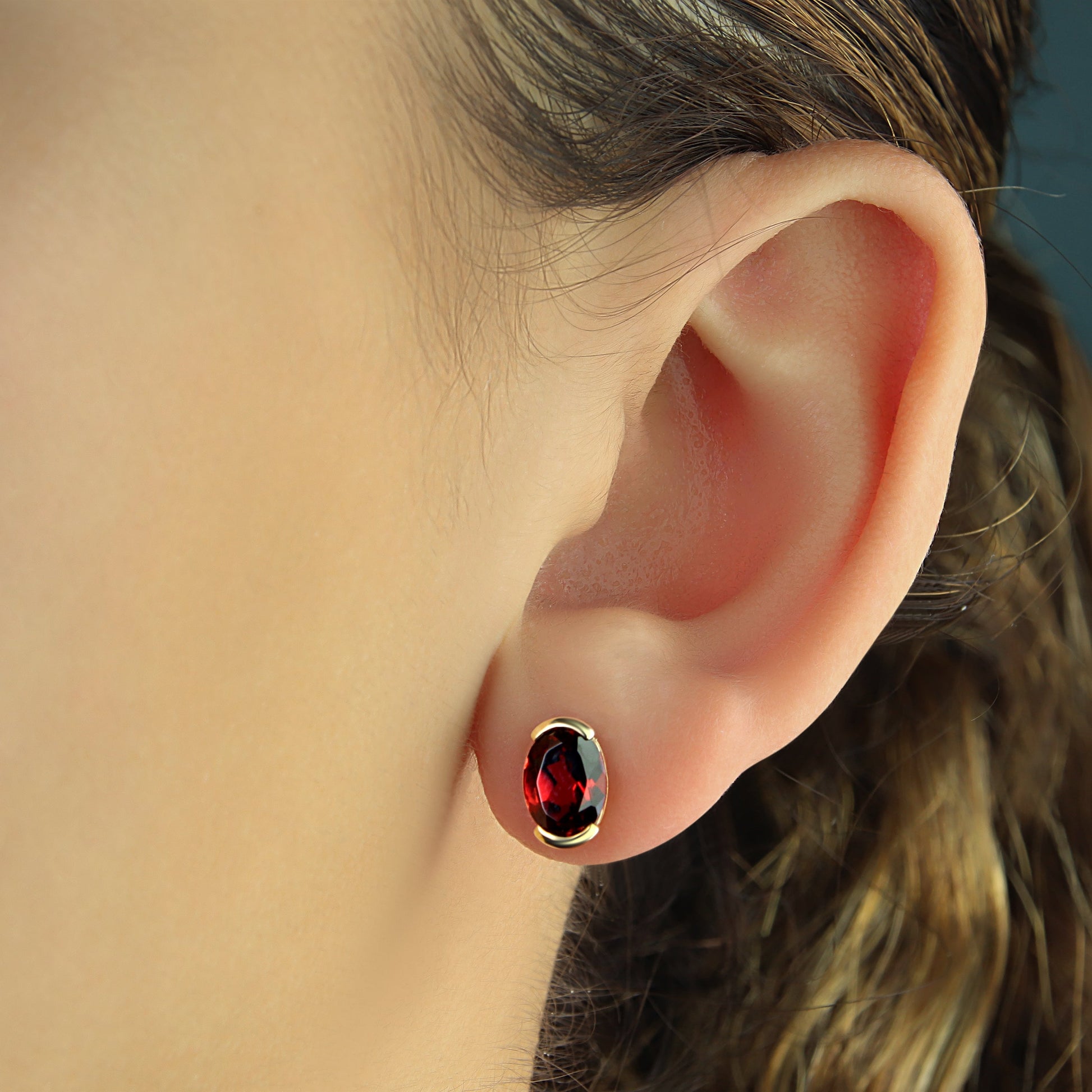 GIOVE MIO Studs en Oro Amarillo de 14Kt con Granates. Oro 14Kt / Amarillo / 8X6MM